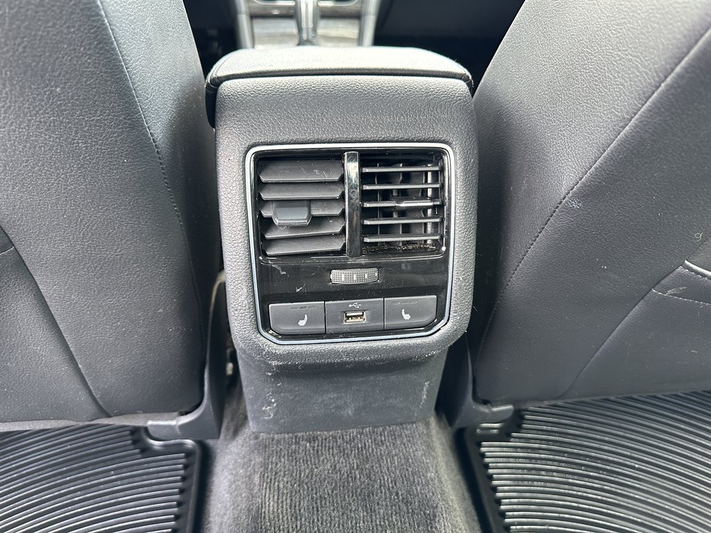 2016 Volkswagen Passat SEL Premium photo