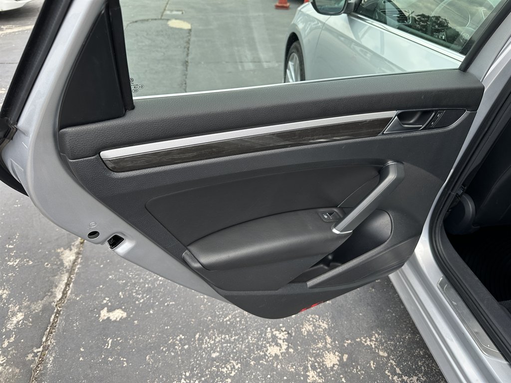 2016 Volkswagen Passat SEL Premium photo