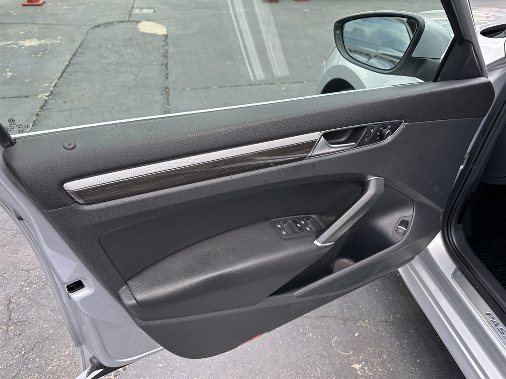 2016 Volkswagen Passat SEL Premium photo