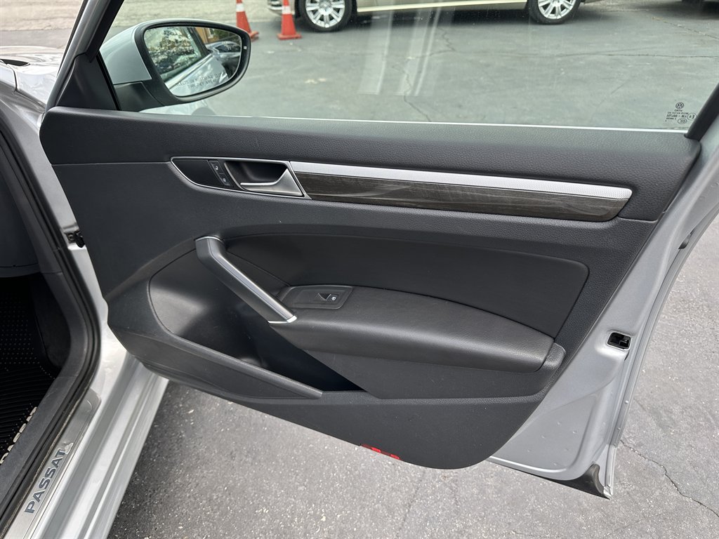 2016 Volkswagen Passat SEL Premium photo