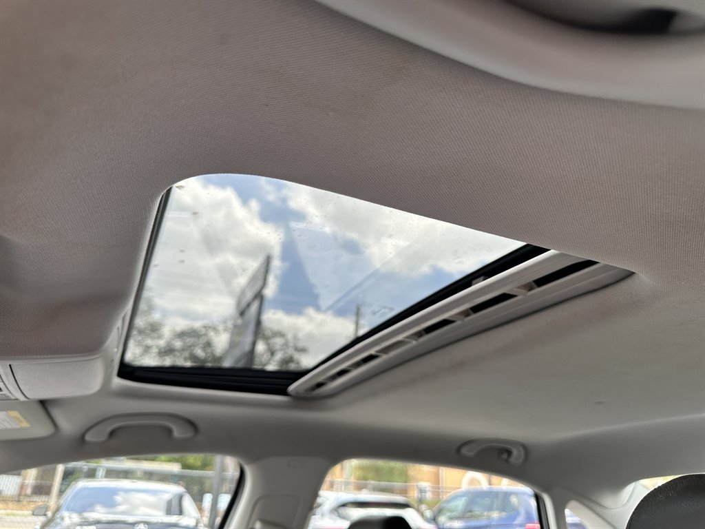 2016 Volkswagen Passat SEL Premium photo