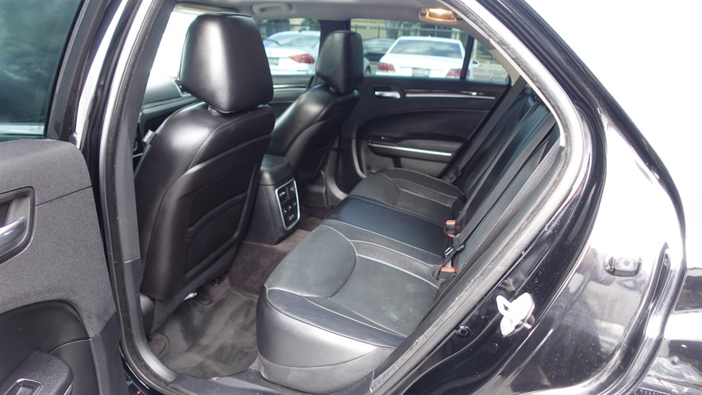2017 Chrysler 300 C photo