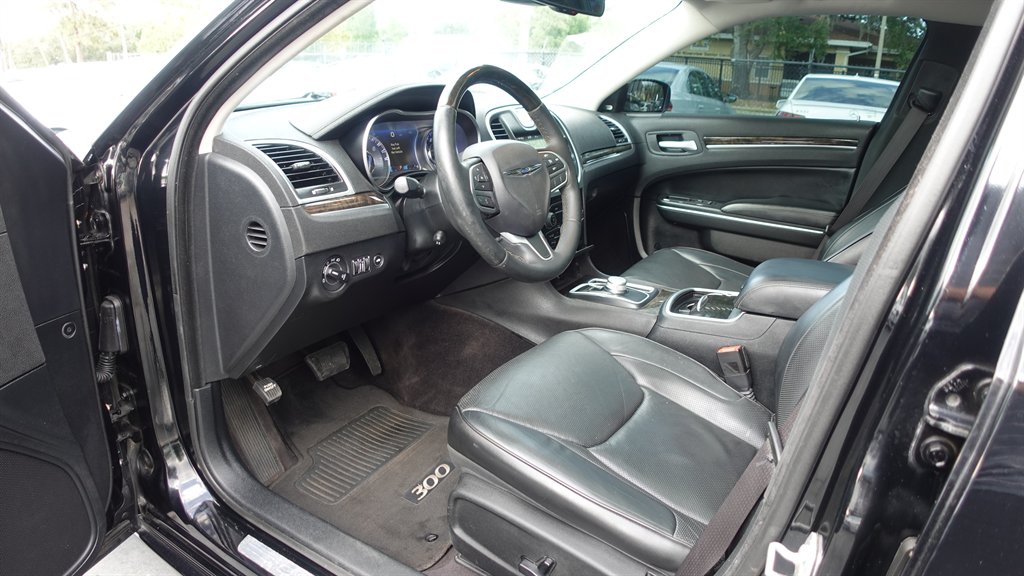 2017 Chrysler 300 C photo