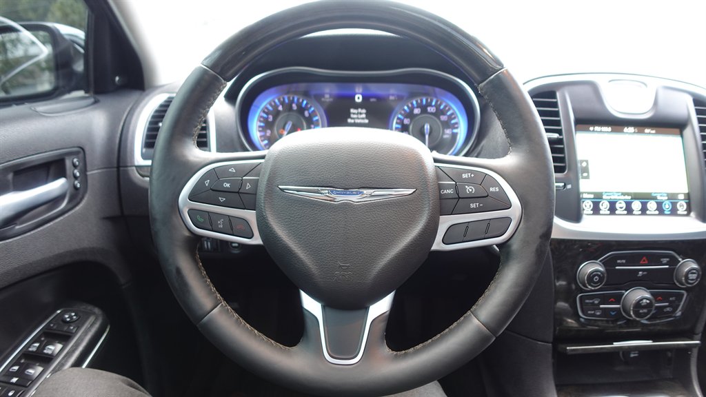 2017 Chrysler 300 C photo