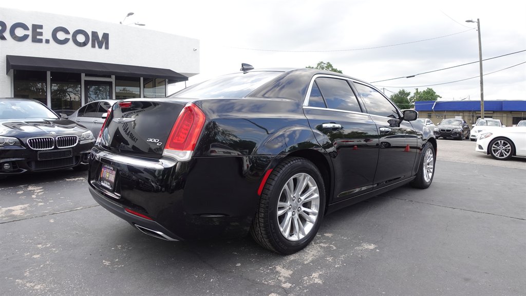 2017 Chrysler 300 C photo