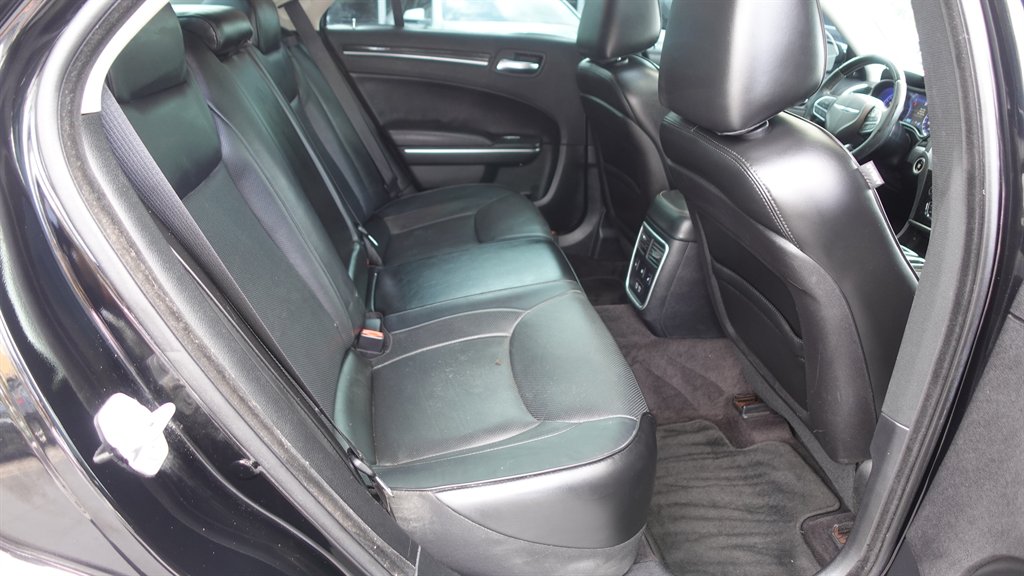 2017 Chrysler 300 C photo