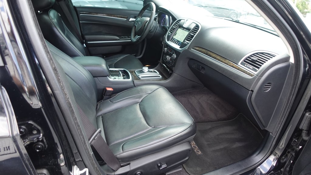 2017 Chrysler 300 C photo
