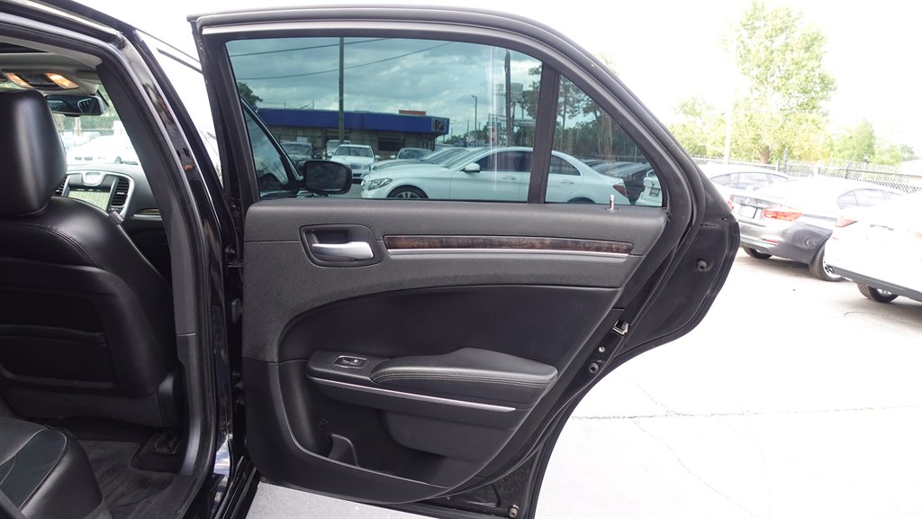 2017 Chrysler 300 C photo