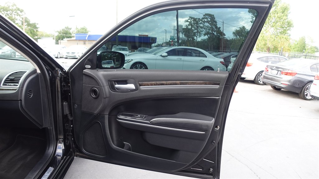 2017 Chrysler 300 C photo