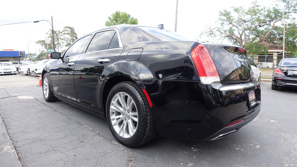 2017 Chrysler 300 C photo