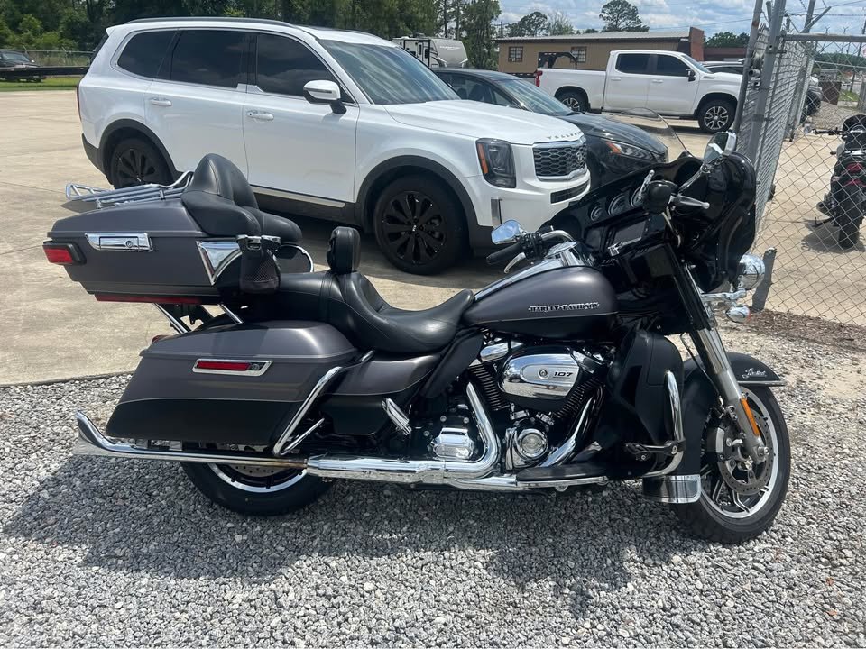 2017 Harley-Davidson Street Glide Special - $11,995