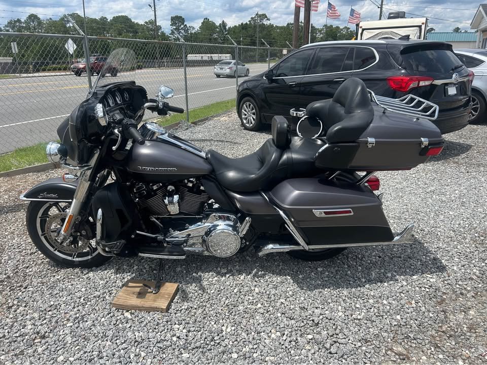 2017 Harley-Davidson Street Glide Special - $11,995