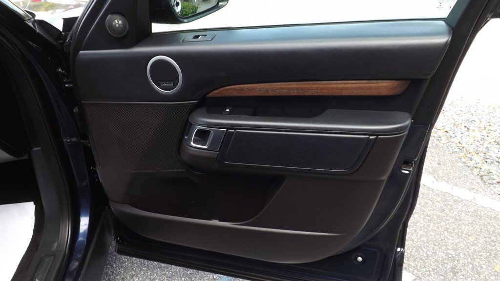 2017 Land Rover Discovery - $17,995