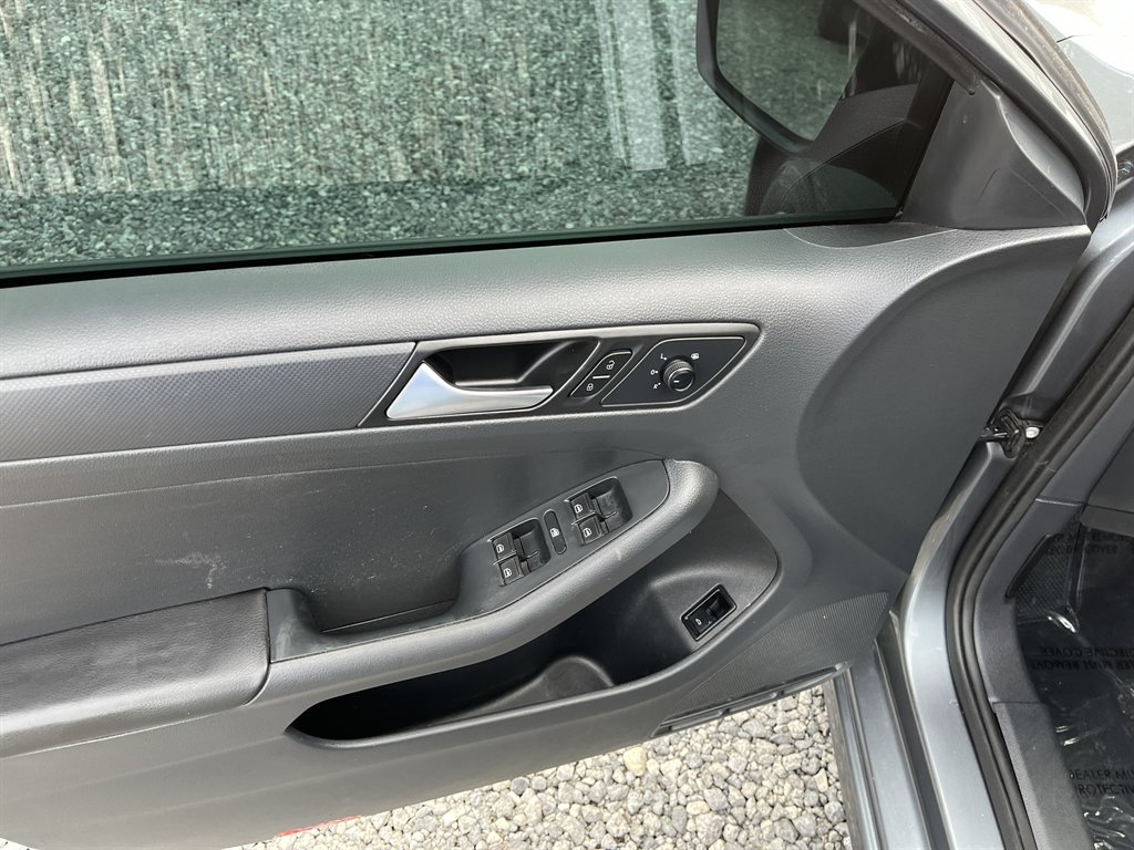 2015 Volkswagen Jetta - $11,995