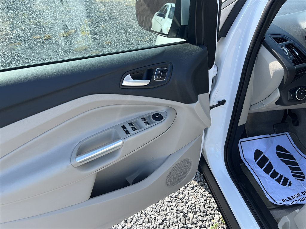 2015 Ford Escape - $10,995