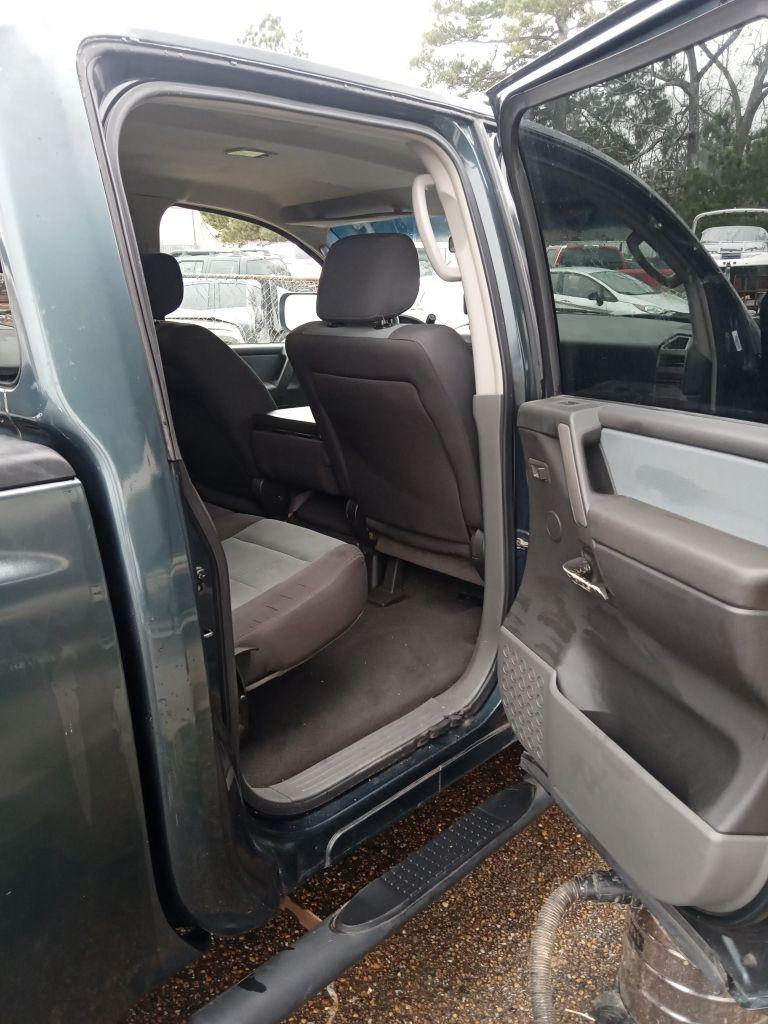 2005 Nissan Titan XE photo