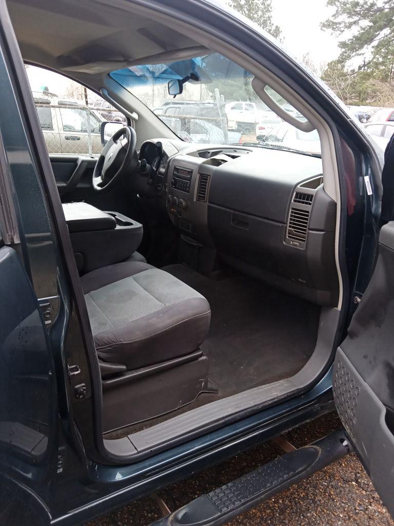 2005 Nissan Titan XE photo