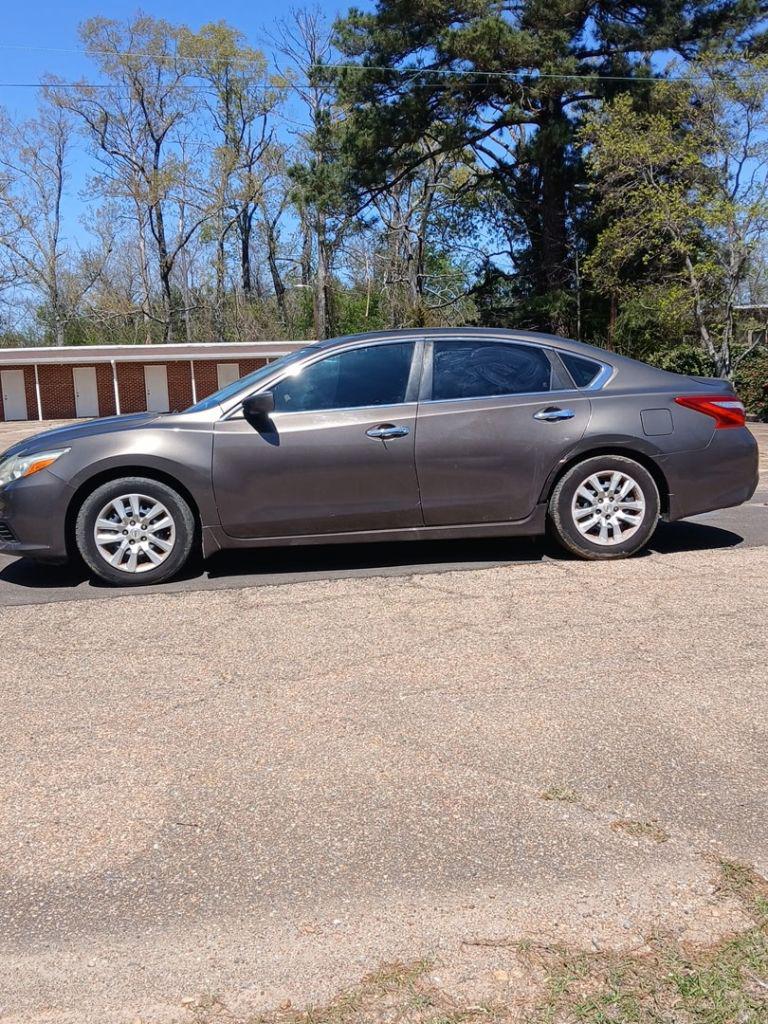2016 Nissan Altima - $5,999