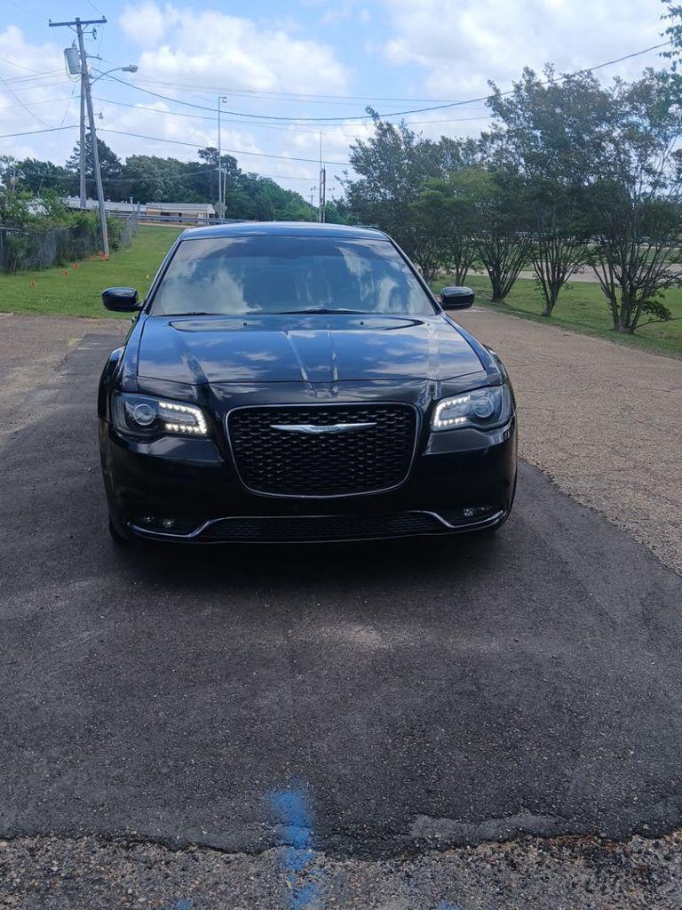 2019 Chrysler 300 - $11,500