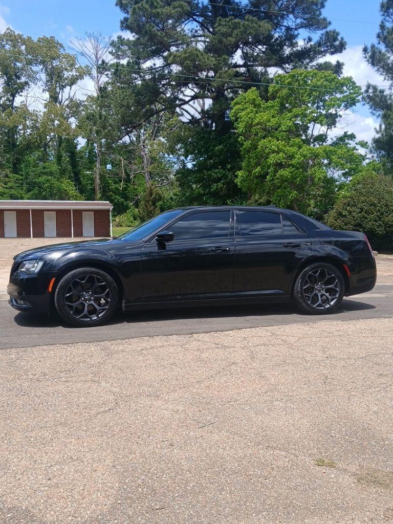2019 Chrysler 300 - $11,500