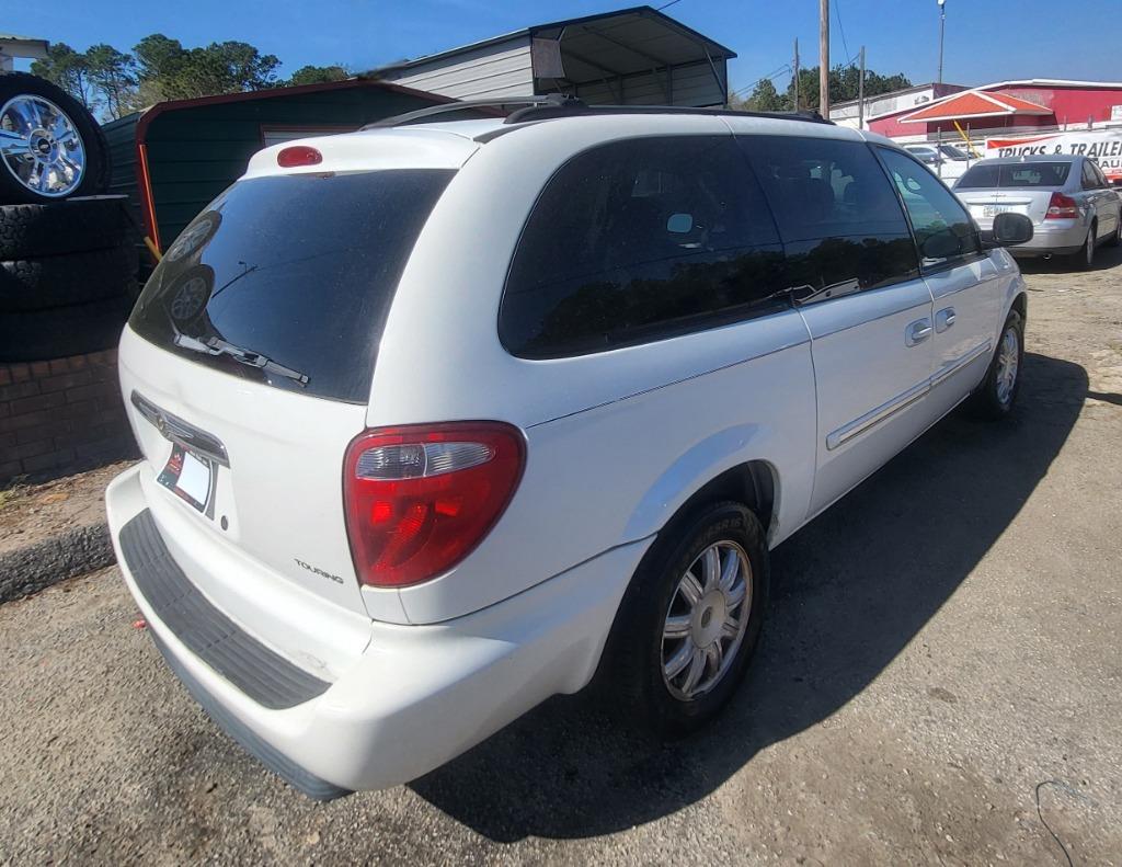 2006 Chrysler Town & Country - $7,995