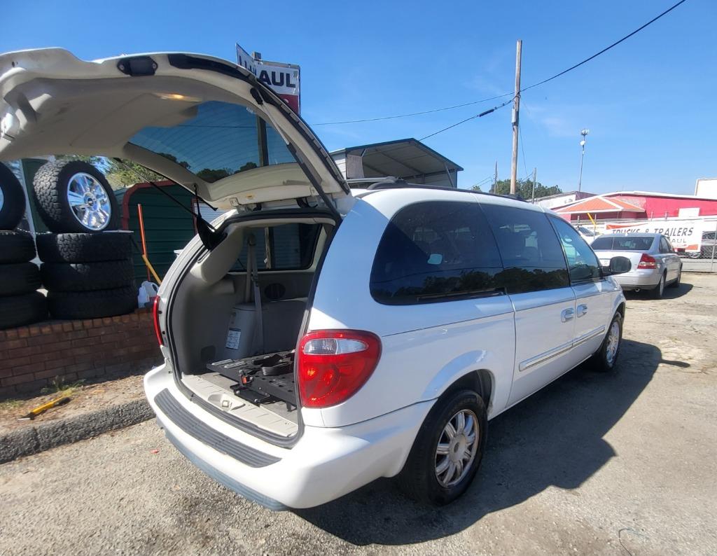 2006 Chrysler Town & Country - $7,995