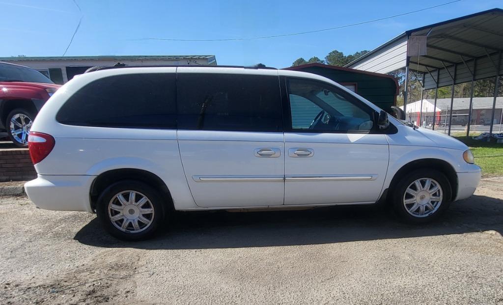 2006 Chrysler Town & Country - $7,995