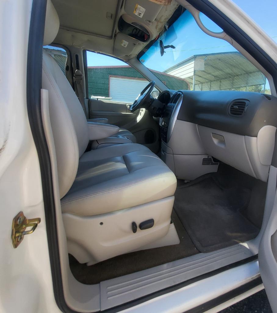 2006 Chrysler Town & Country - $7,995