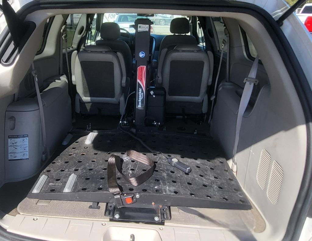 2006 Chrysler Town & Country - $7,995
