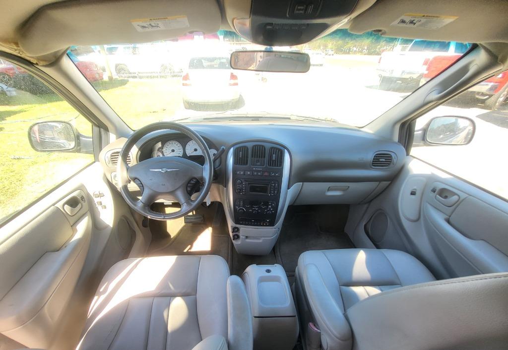 2006 Chrysler Town & Country - $7,995