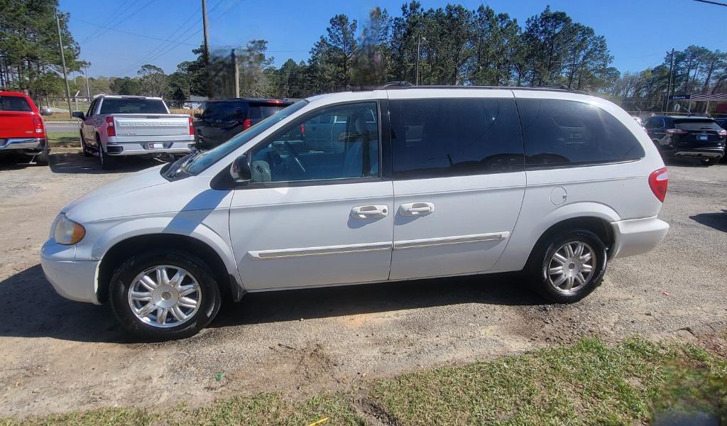 2006 Chrysler Town & Country - $7,995