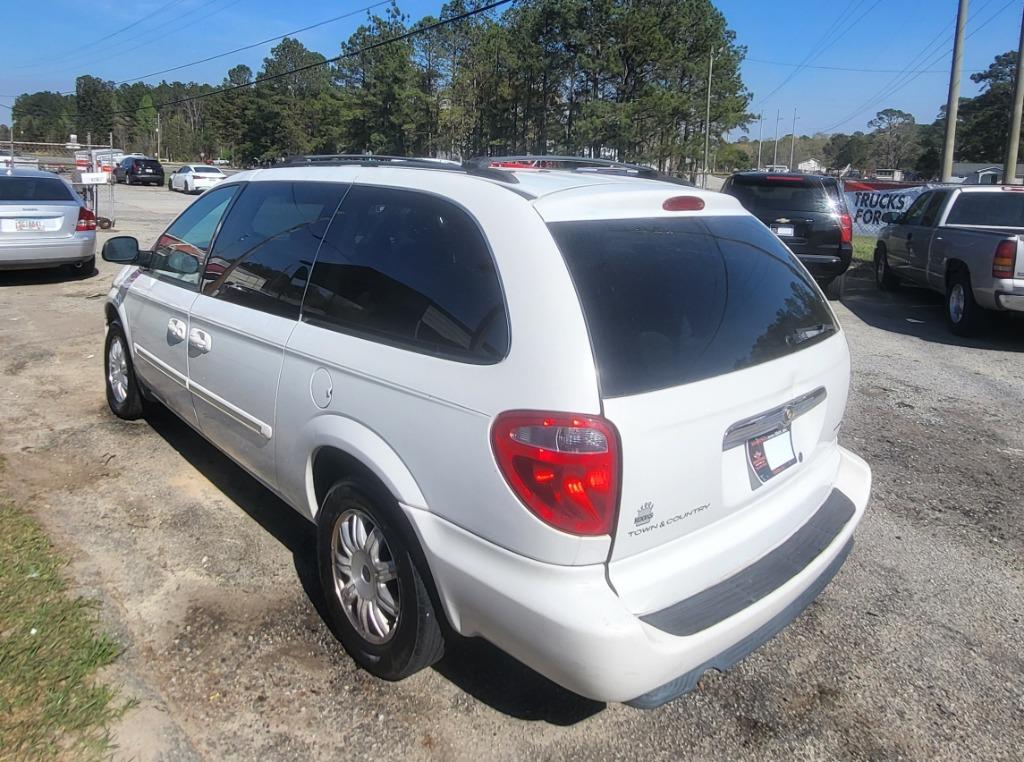 2006 Chrysler Town & Country - $7,995