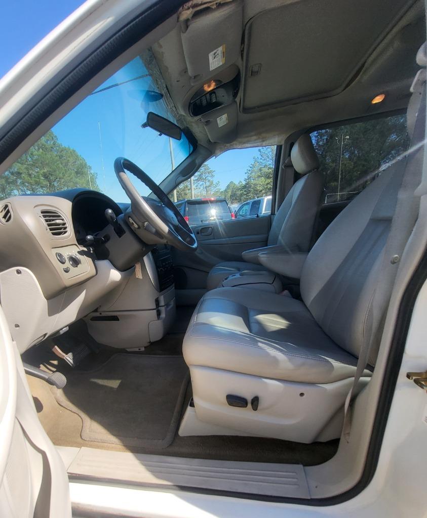 2006 Chrysler Town & Country - $7,995