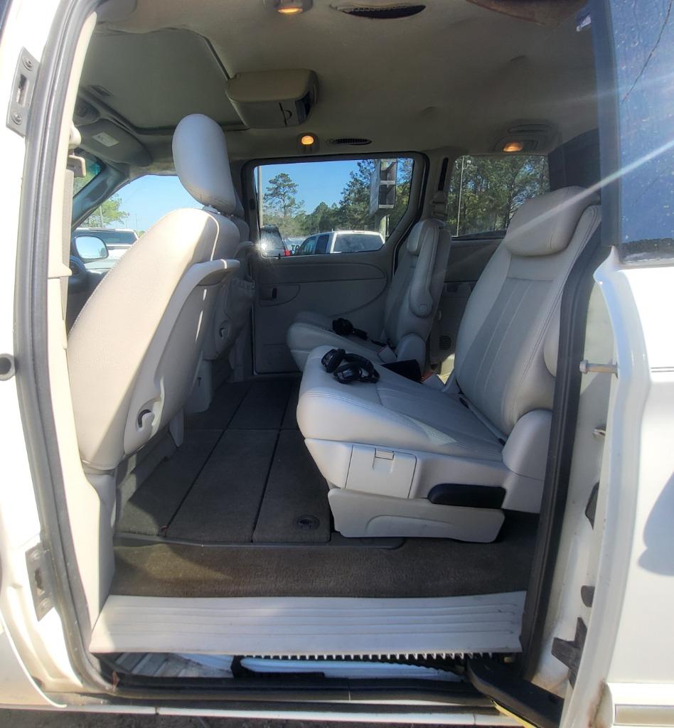 2006 Chrysler Town & Country - $7,995