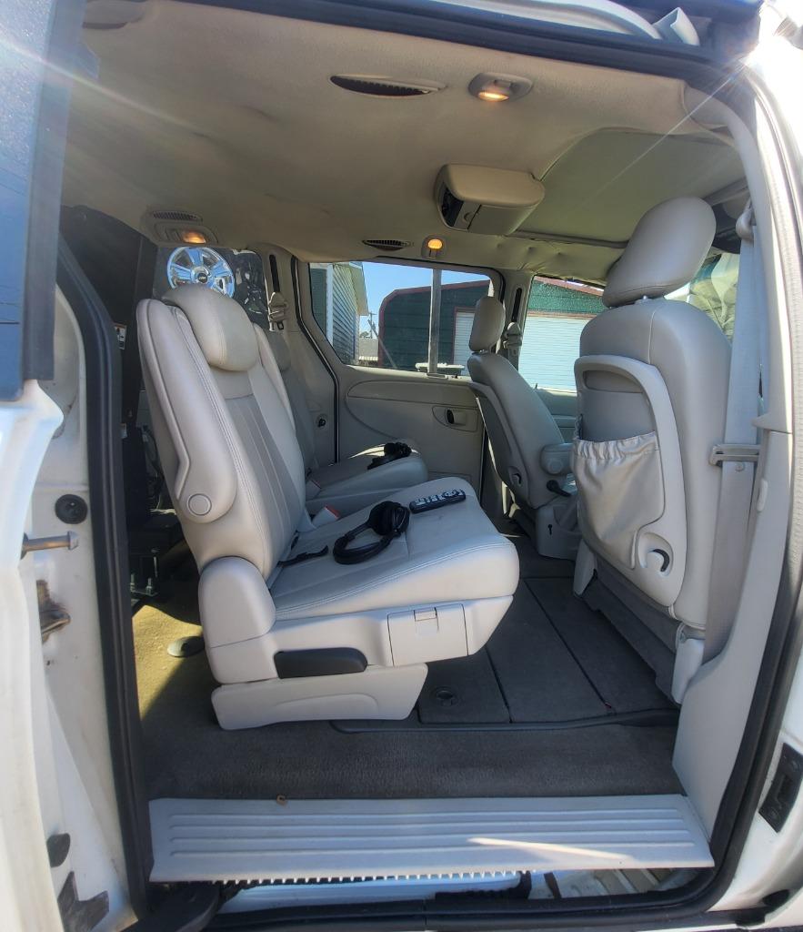2006 Chrysler Town & Country - $7,995