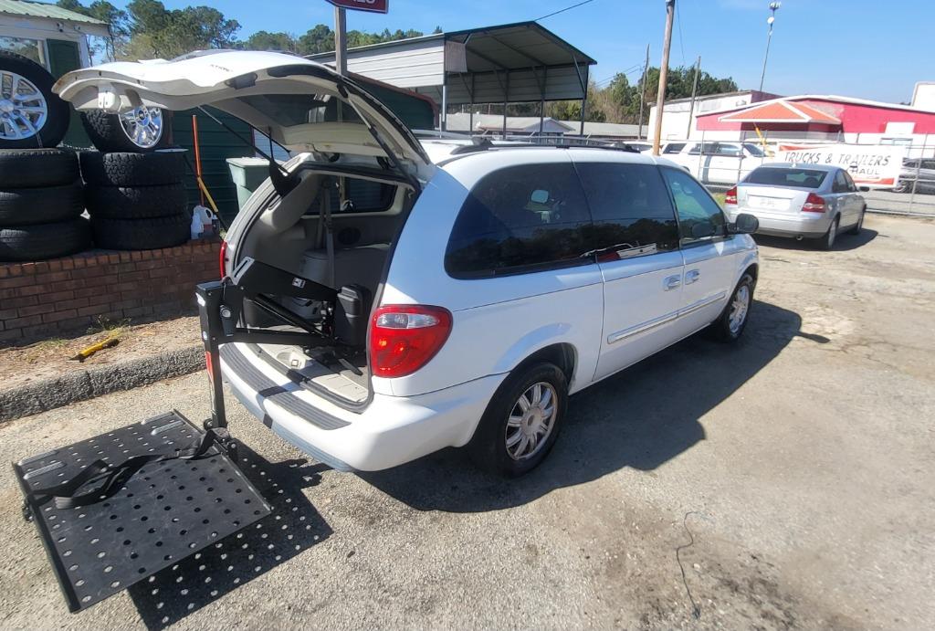 2006 Chrysler Town & Country - $7,995