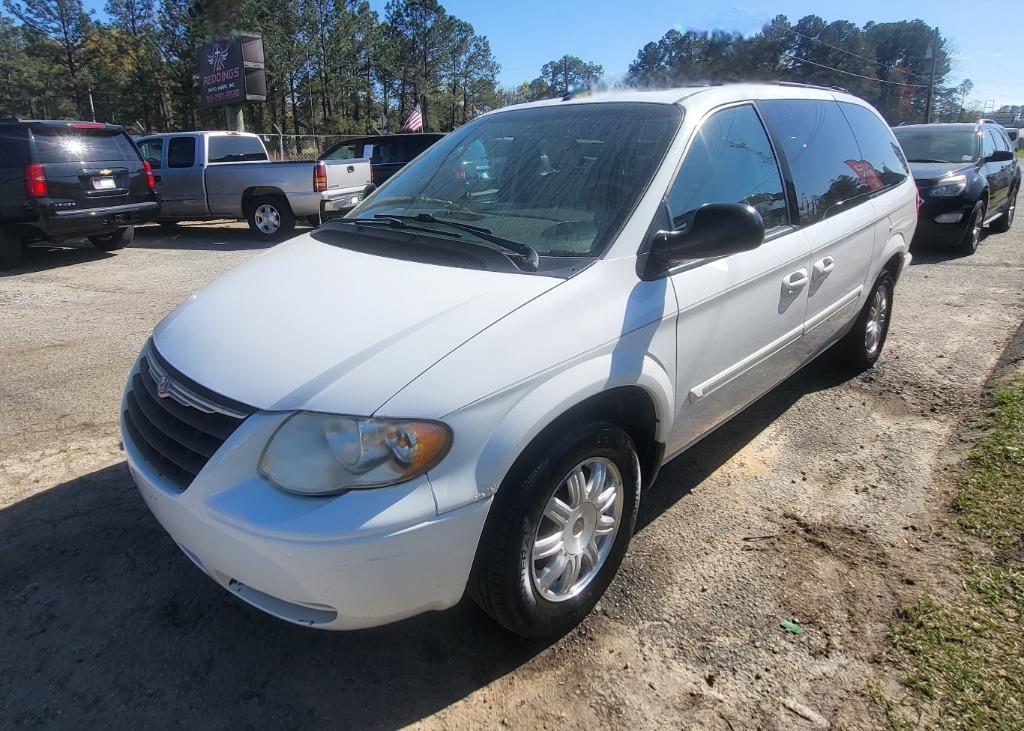 2006 Chrysler Town & Country - $7,995