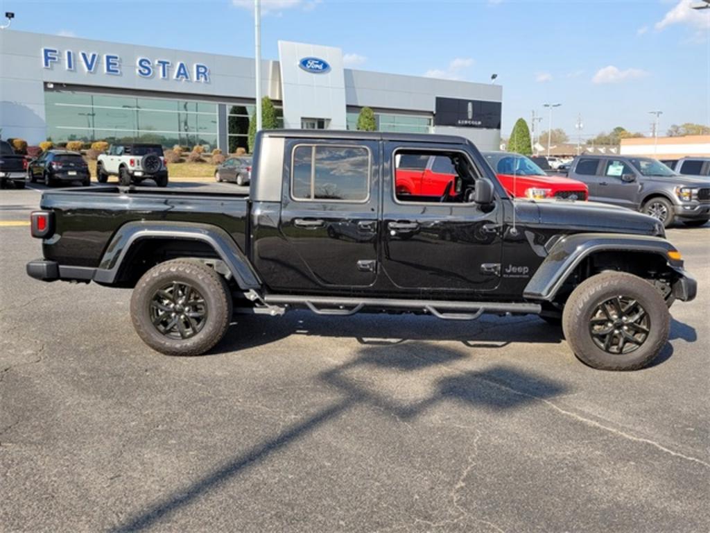 2022 Jeep Gladiator - $41,500