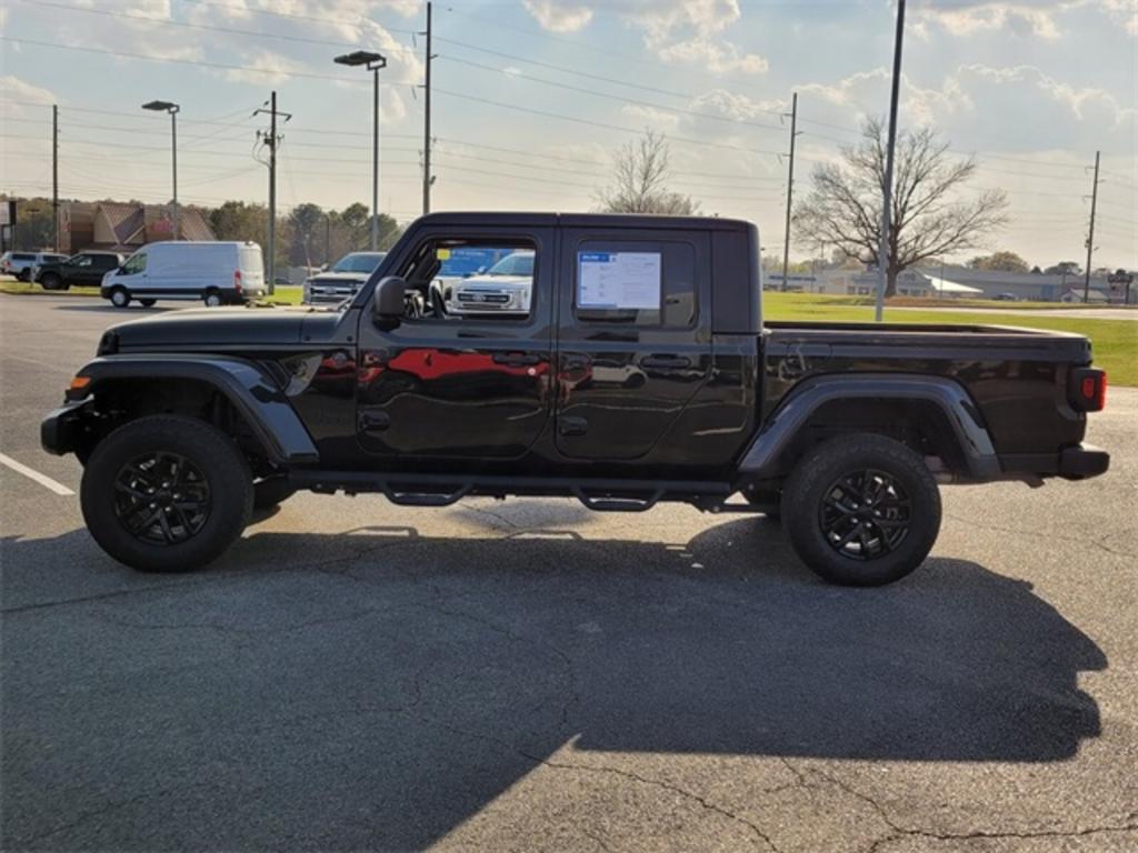 2022 Jeep Gladiator - $41,500