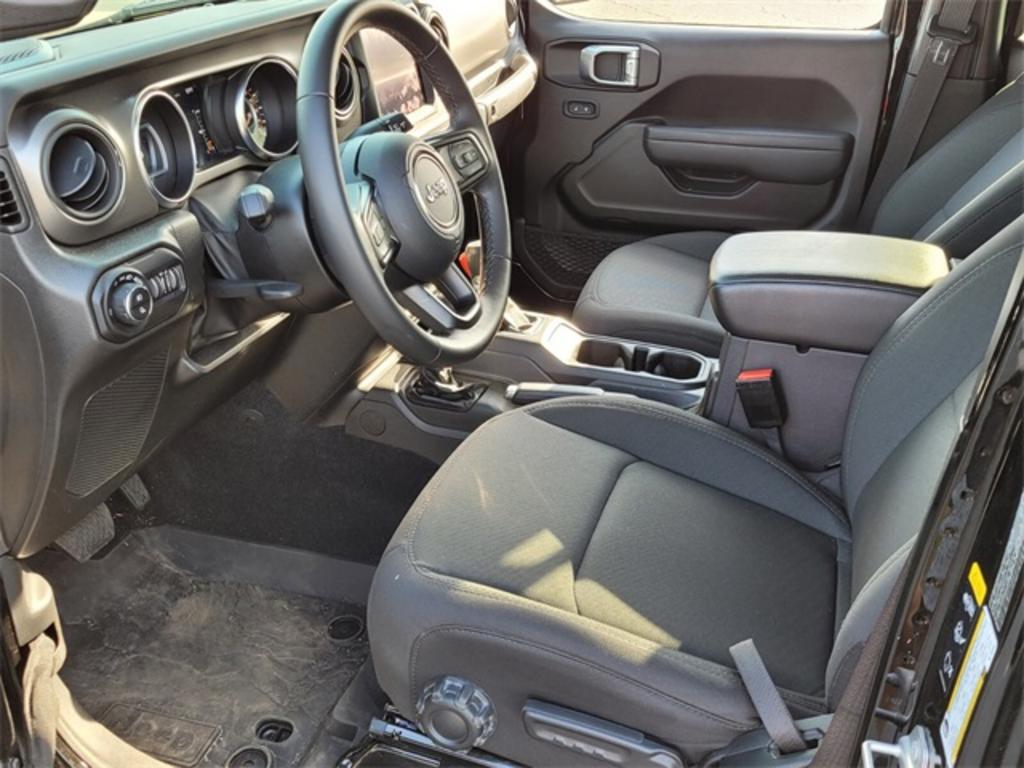 2022 Jeep Gladiator - $41,500