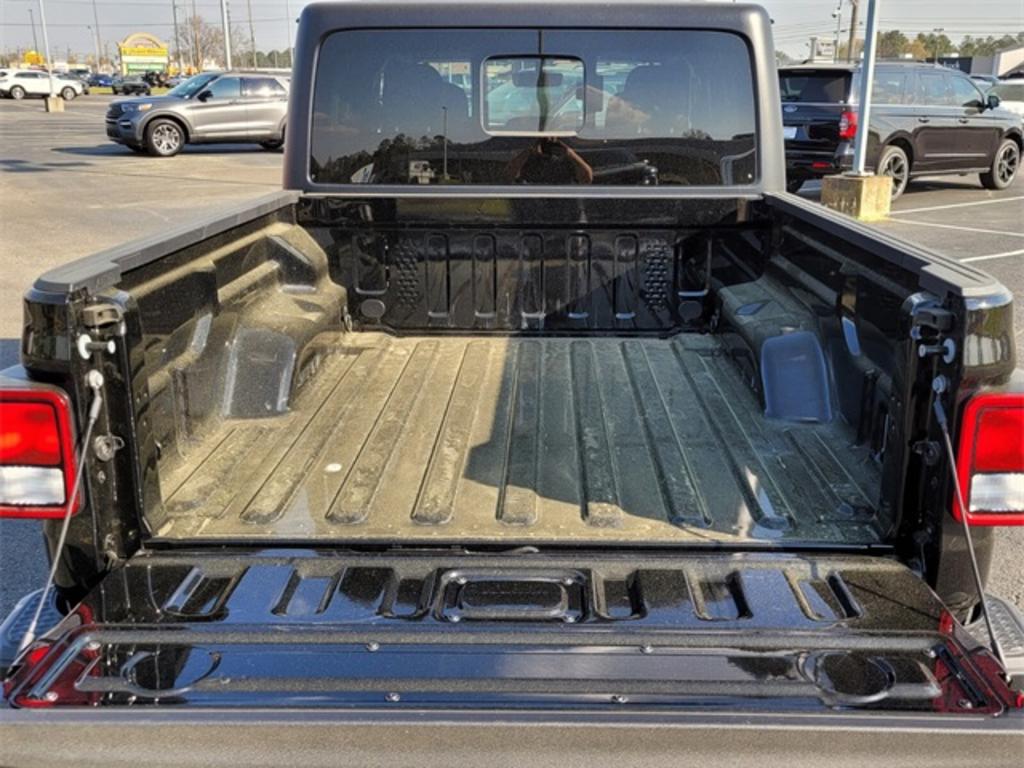 2022 Jeep Gladiator - $41,500