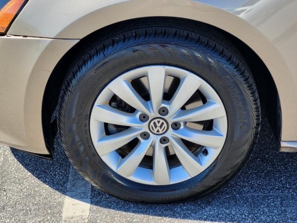 2015 Volkswagen Passat - $13,500