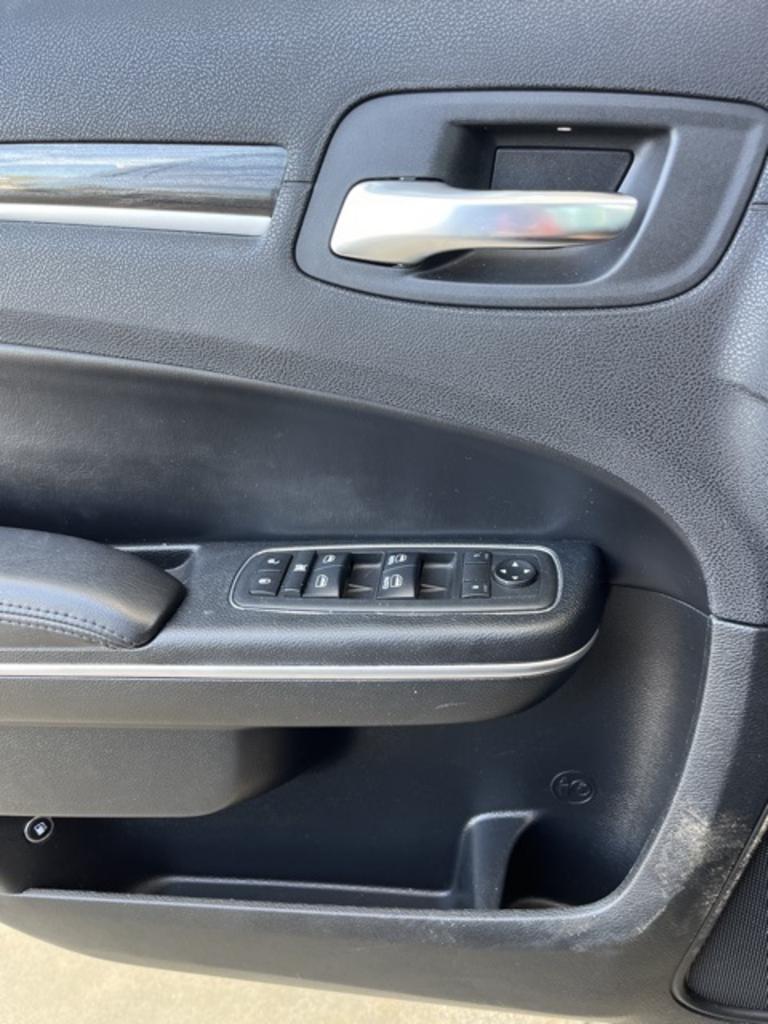 2018 Chrysler 300 - $19,500