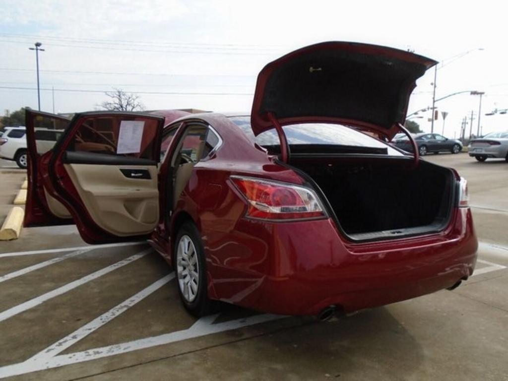 2015 Nissan Altima - $14,000