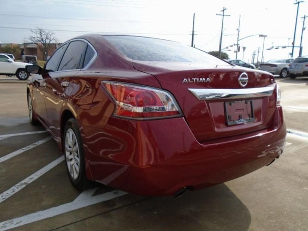 2015 Nissan Altima - $14,000