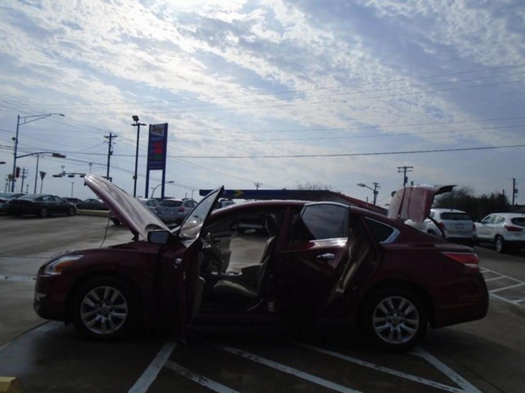 2015 Nissan Altima - $14,000