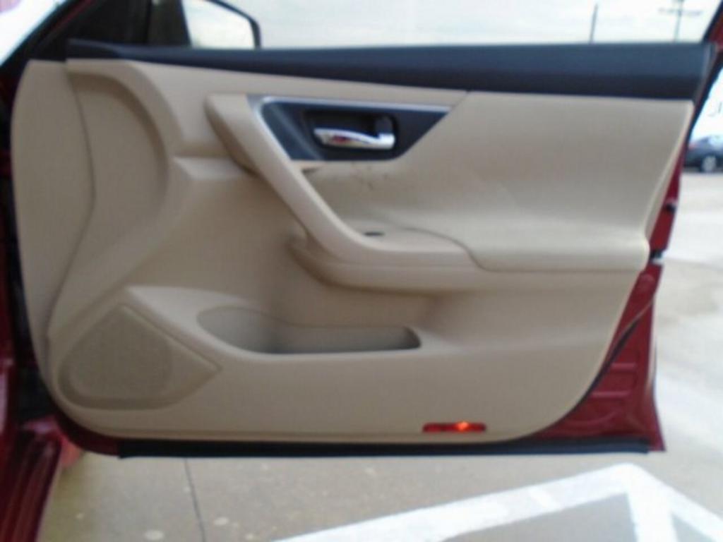 2015 Nissan Altima - $14,000