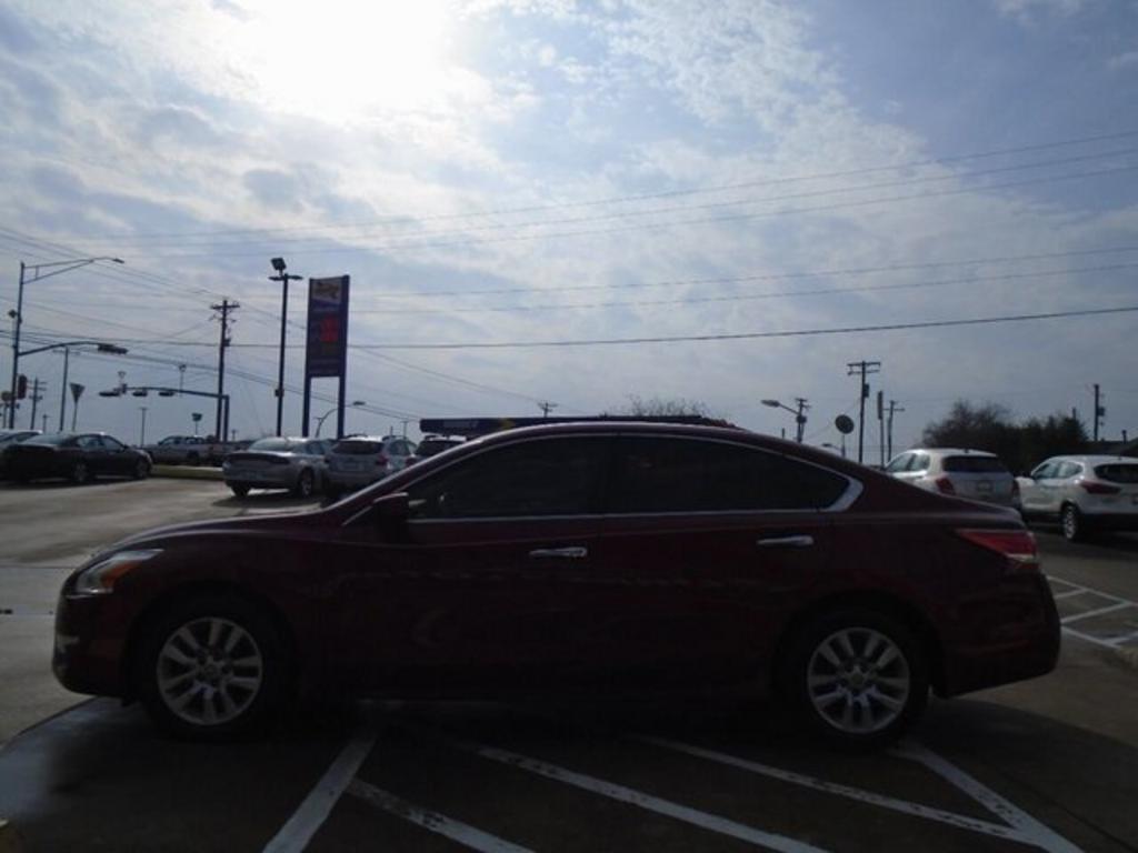2015 Nissan Altima - $14,000