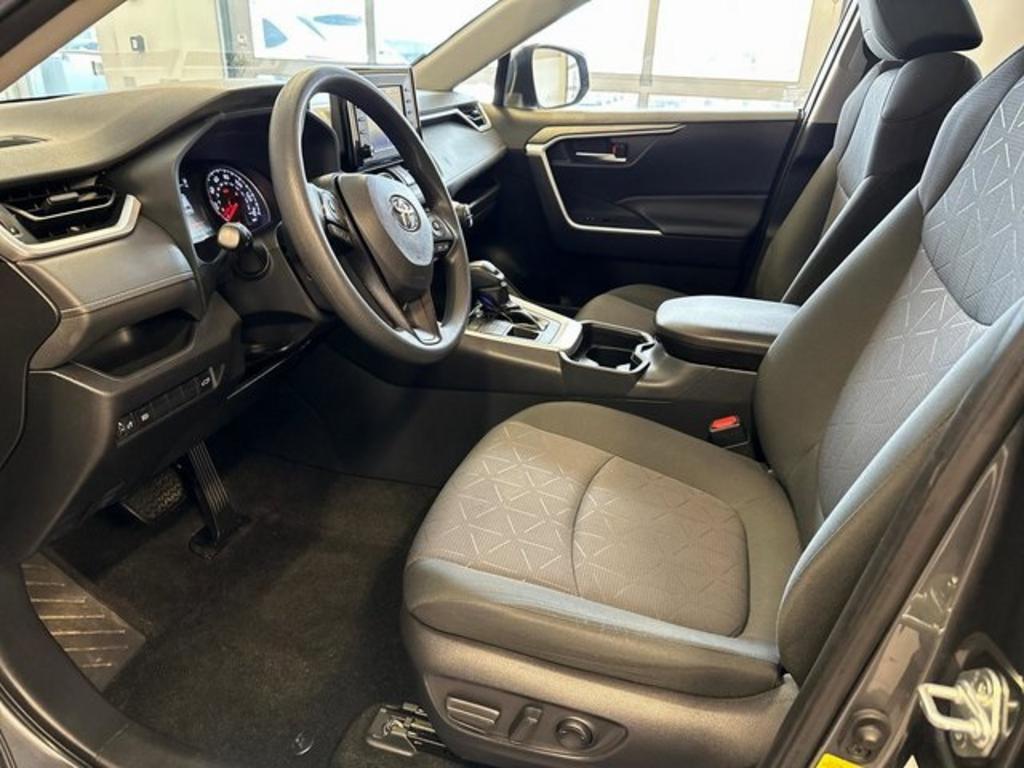 2020 Toyota RAV4 XLE photo