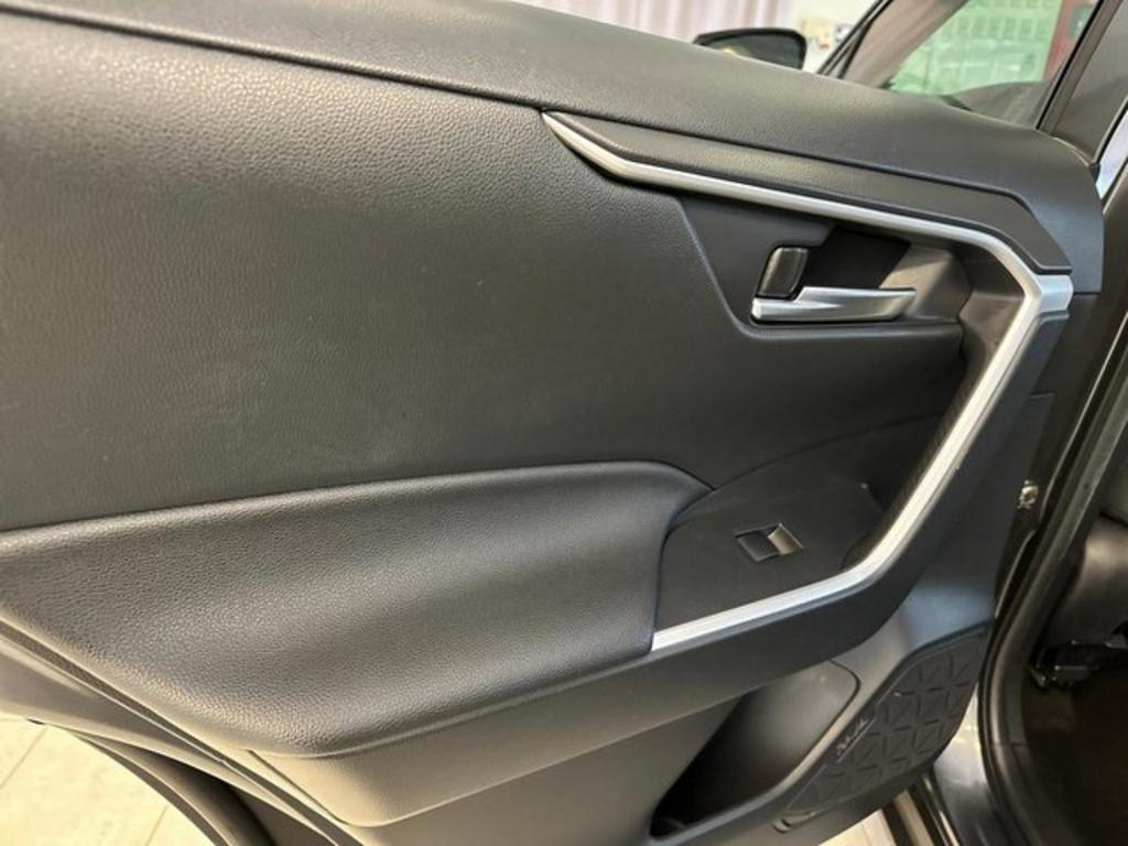 2020 Toyota RAV4 XLE photo